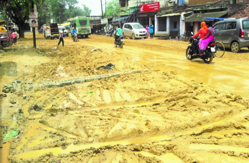 इस सड़क की ये है खासियत, जी हां, इस पर चलना तो नहीं पर फिसलना होगा आसान