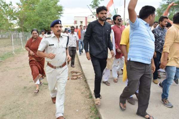 सतना रेप पीडि़ता दिल्ली एम्स में शिफ्ट, दुष्कर्मी को फांसी की मांग, गुस्साए एमपी के लोग