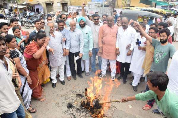सतना रेप पीडि़ता दिल्ली एम्स में शिफ्ट, दुष्कर्मी को फांसी की मांग, गुस्साए एमपी के लोग