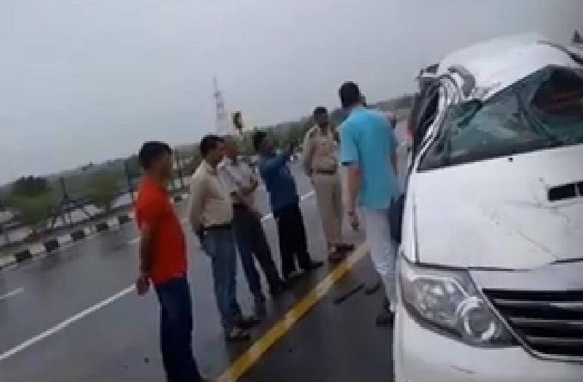 bjp mla Satyapal Singh car accident on agra lucknow expressway in up