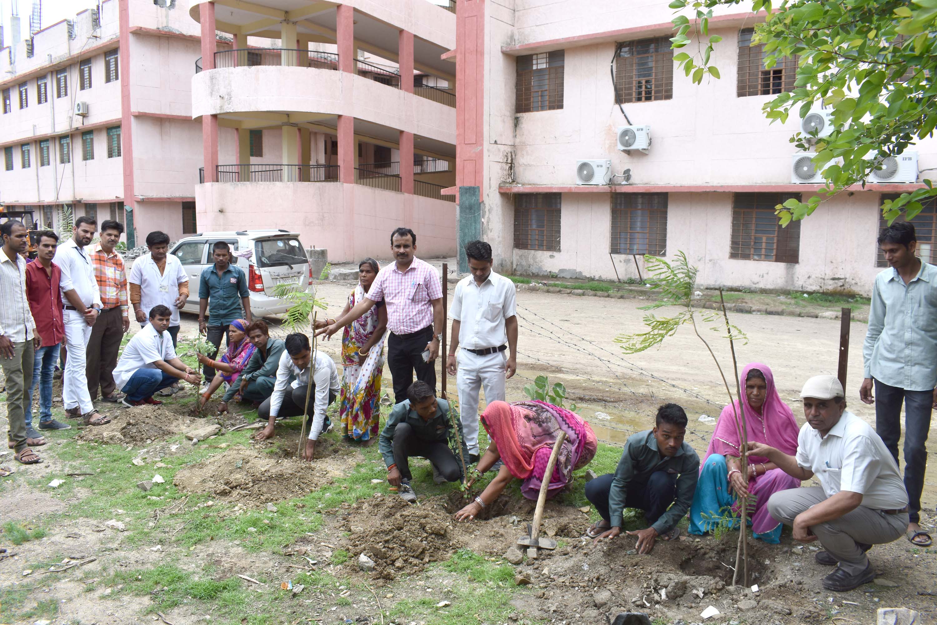 नन्ही परियों के आगमन पर नानियों ने प्रबल भावना से रोपे पौधे