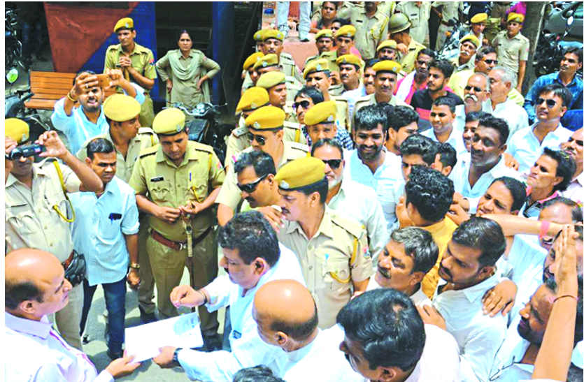 Congress demonstrates on UIT in bhilwara
