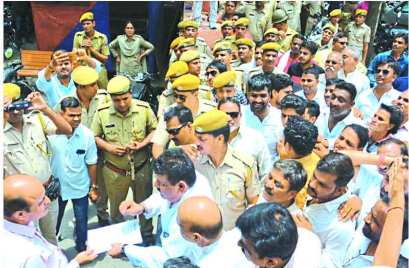 Congress demonstrates on UIT in bhilwara