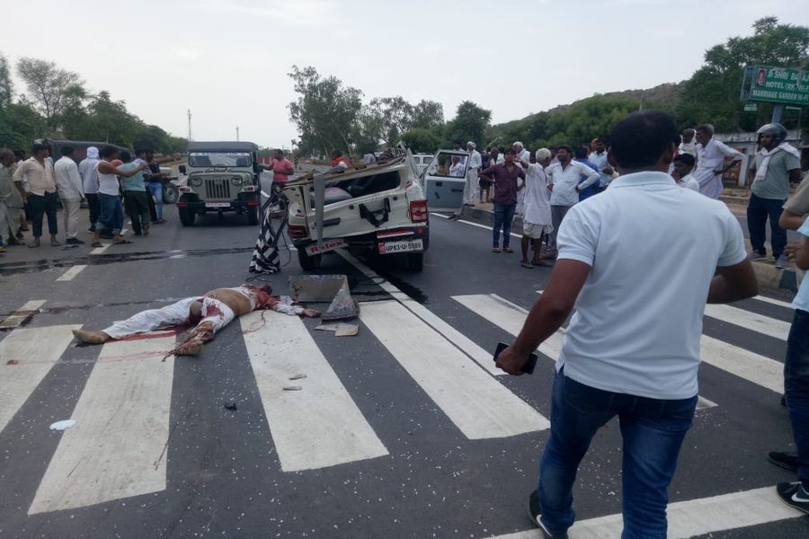 ट्रक में घुसी कार, दो भाइयों की मौत