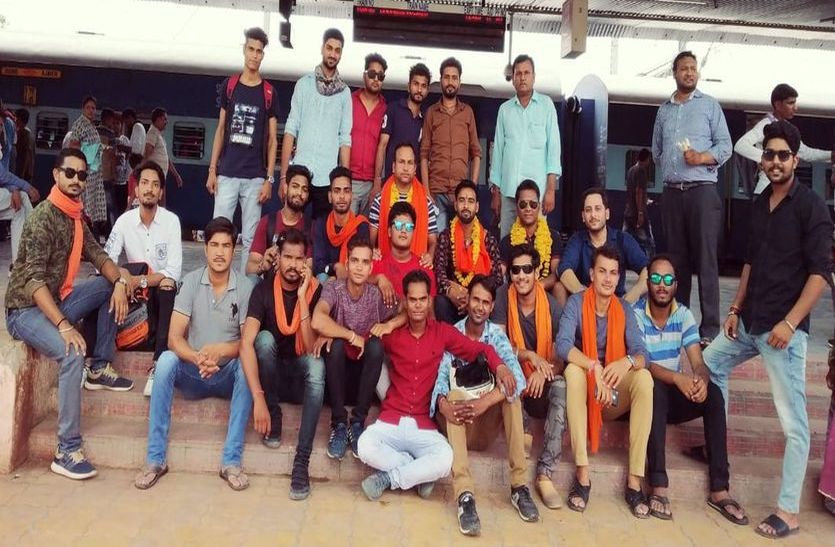 बाबा अमरनाथ यात्रियों का जत्था।
