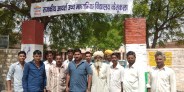 Parents arrive in school