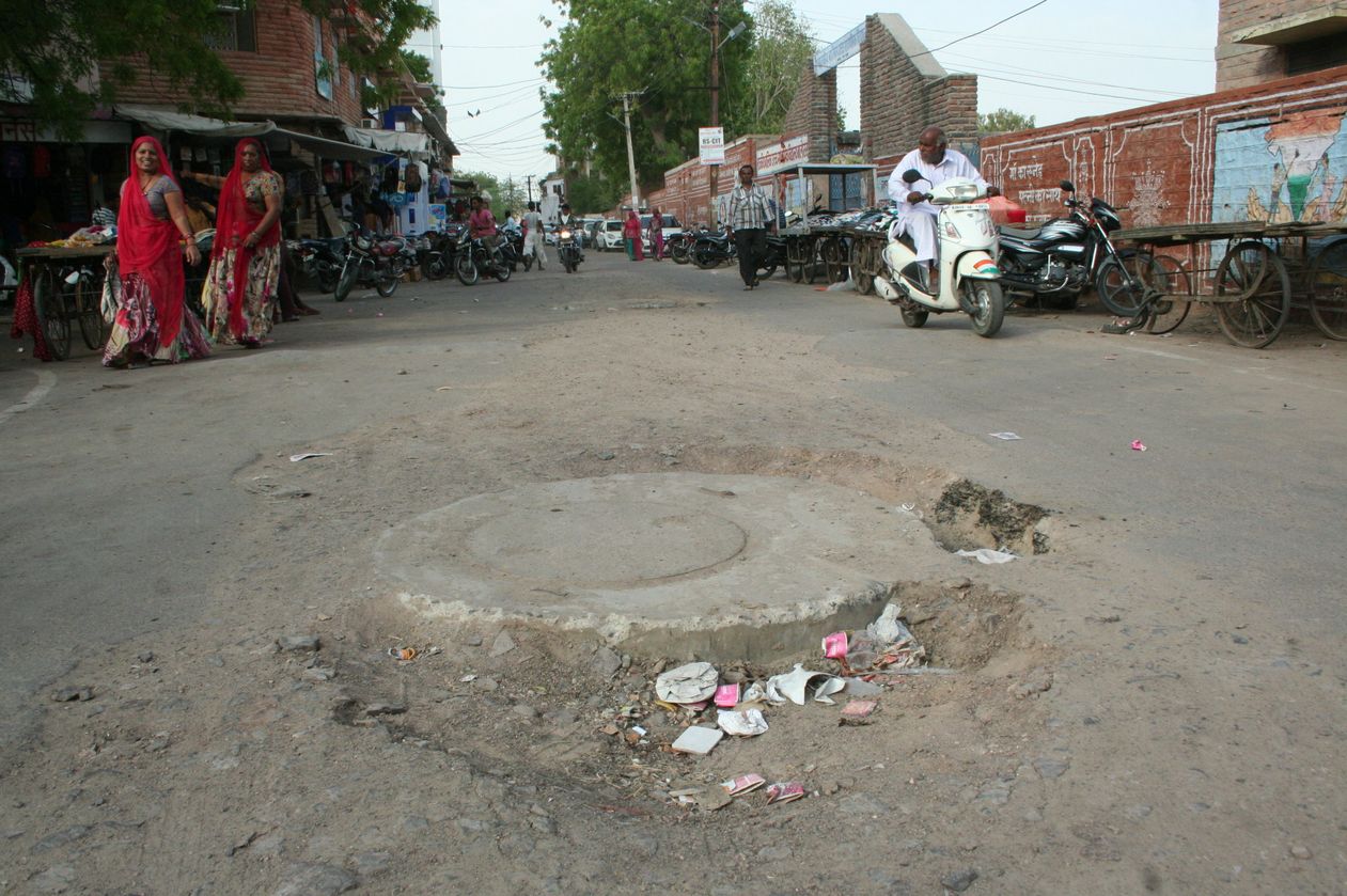 आठ माह से इन गड्ढ़ों पर नहीं डाली रेत, हिलकोले खा रहे वाहन