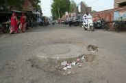 आठ माह से इन गड्ढ़ों पर नहीं डाली रेत, हिलकोले खा रहे वाहन