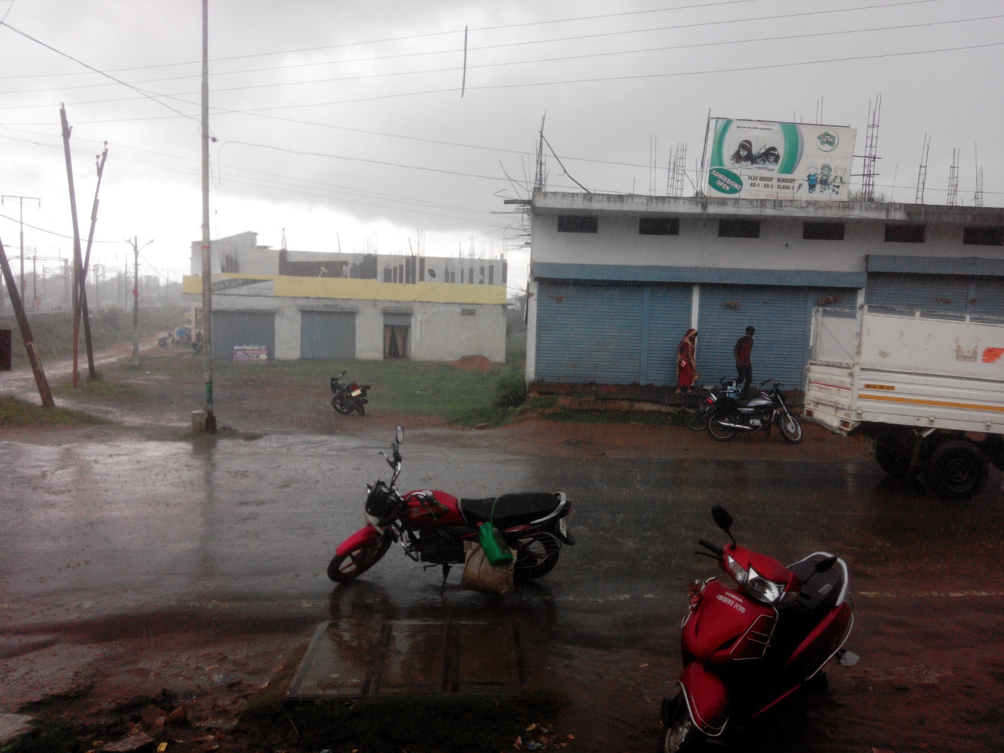 The city was wet in the rain hourly