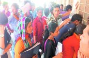  कॉलेज में लगी विद्यार्थियों की भीड़। 