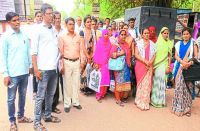 ज्ञापन सौंपने आए शिक्षक-शिक्षिकाएं।