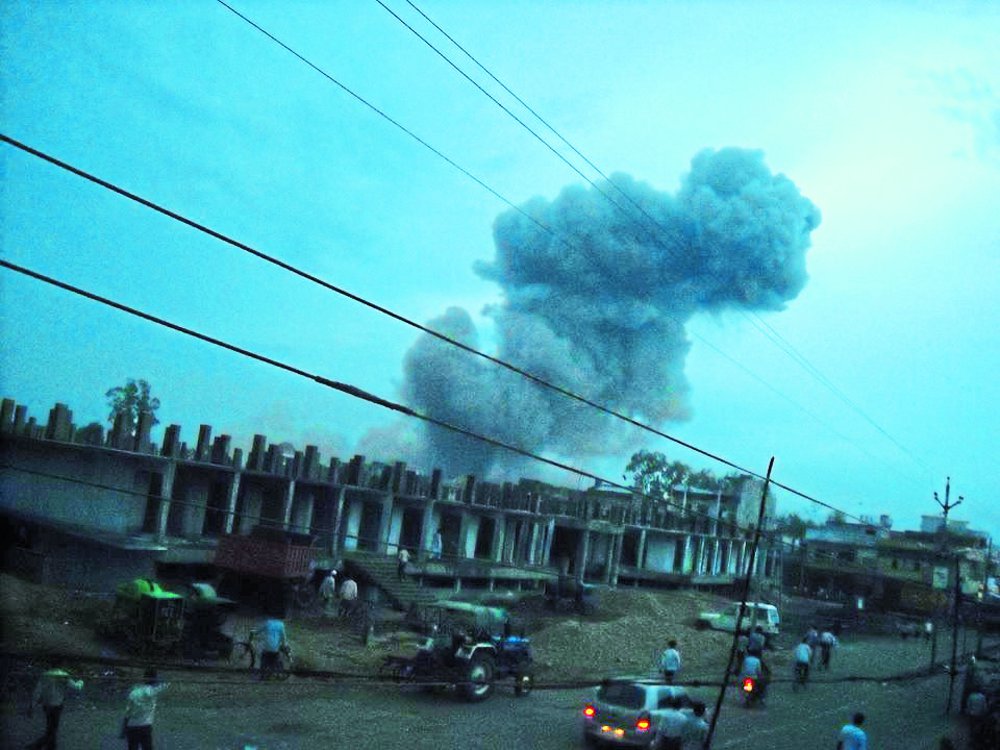 high intnsity explosion in kolkata dum dum area