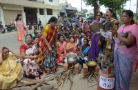 Video Gallery : बीच सड़क पर महिला कांग्रेसियों ने लकड़ी जलाकर बनाया खाना, बढ़ते रसोई गैस के दाम का किया विरोध