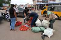 Photo Gallery : जब सब्जी विक्रेता का गिर गया सब्जी तो लोगों ने कुछ इस तरह की मदद