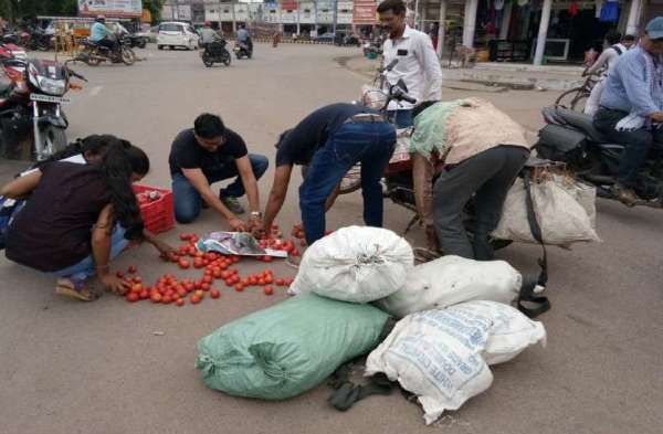 Photo Gallery : जब सब्जी विक्रेता का गिर गया सब्जी तो लोगों ने कुछ इस तरह की मदद