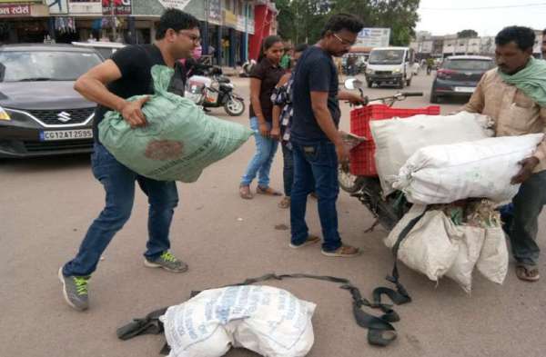 Photo Gallery : जब सब्जी विक्रेता का गिर गया सब्जी तो लोगों ने कुछ इस तरह की मदद