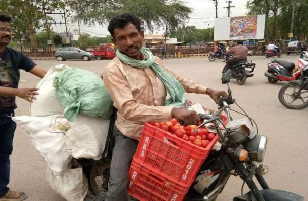 Photo Gallery : जब सब्जी विक्रेता का गिर गया सब्जी तो लोगों ने कुछ इस तरह की मदद