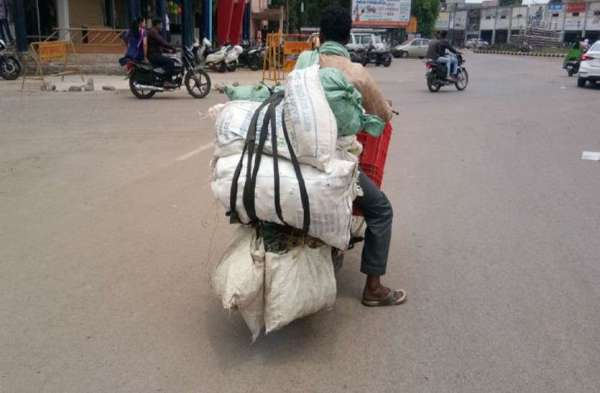 Photo Gallery : जब सब्जी विक्रेता का गिर गया सब्जी तो लोगों ने कुछ इस तरह की मदद