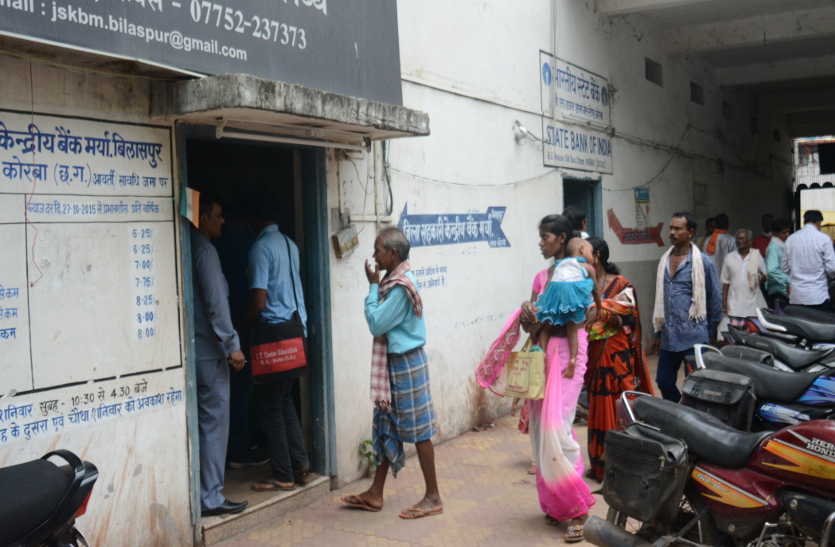 खाद व बीज नहीं मिलने से किसानों की परेशानी बढ़ी, सहकारी समितियों में लटका है ताला