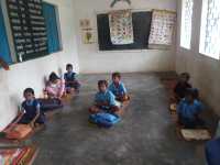 CG Ajab Gajab : इस स्कूल की अजब कहानी, पांच क्लास के सात बच्चे एक कमरे में बैठकर लेते हैं तालीम, देखिए वीडियो...