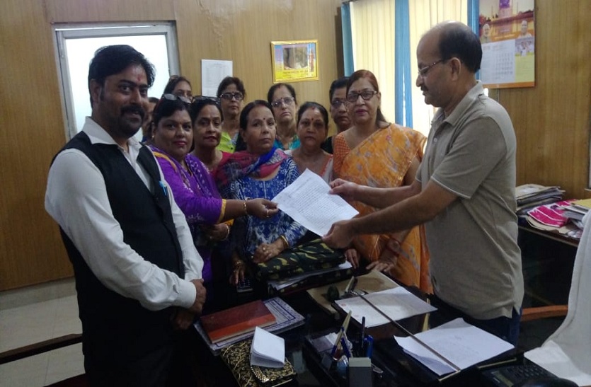 A family handed over memorandum to DM about demand of land grab in up