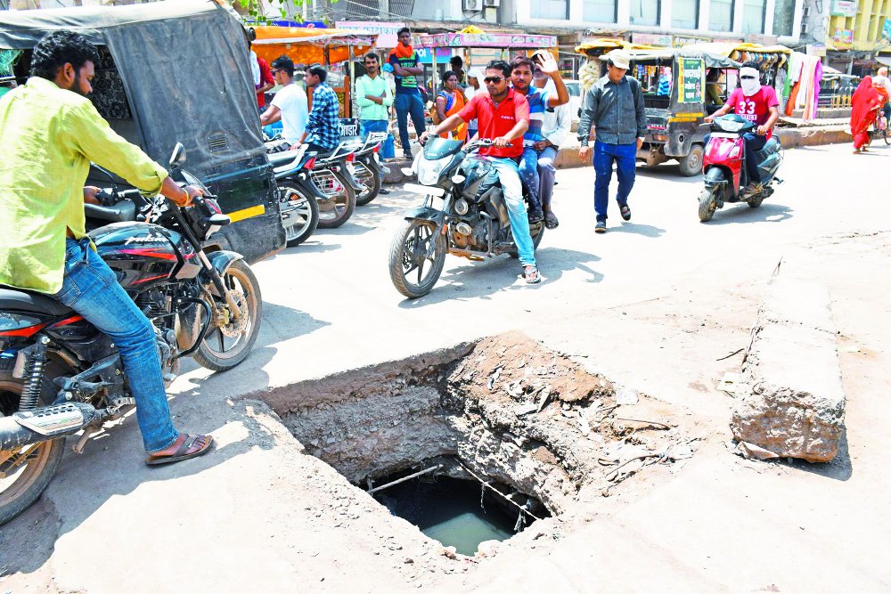 satna smart city road par bane maut ke gadde