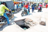 satna smart city road par bane maut ke gadde