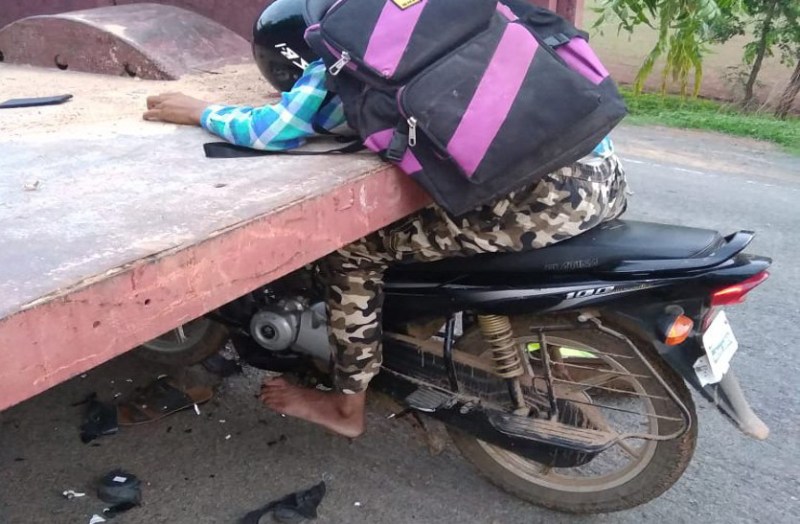 तेज रफ्तार बाइक चालक रास्ते पर खड़ी ट्रैक्टर ट्रॉली से टकराया, दर्दनाक मौत