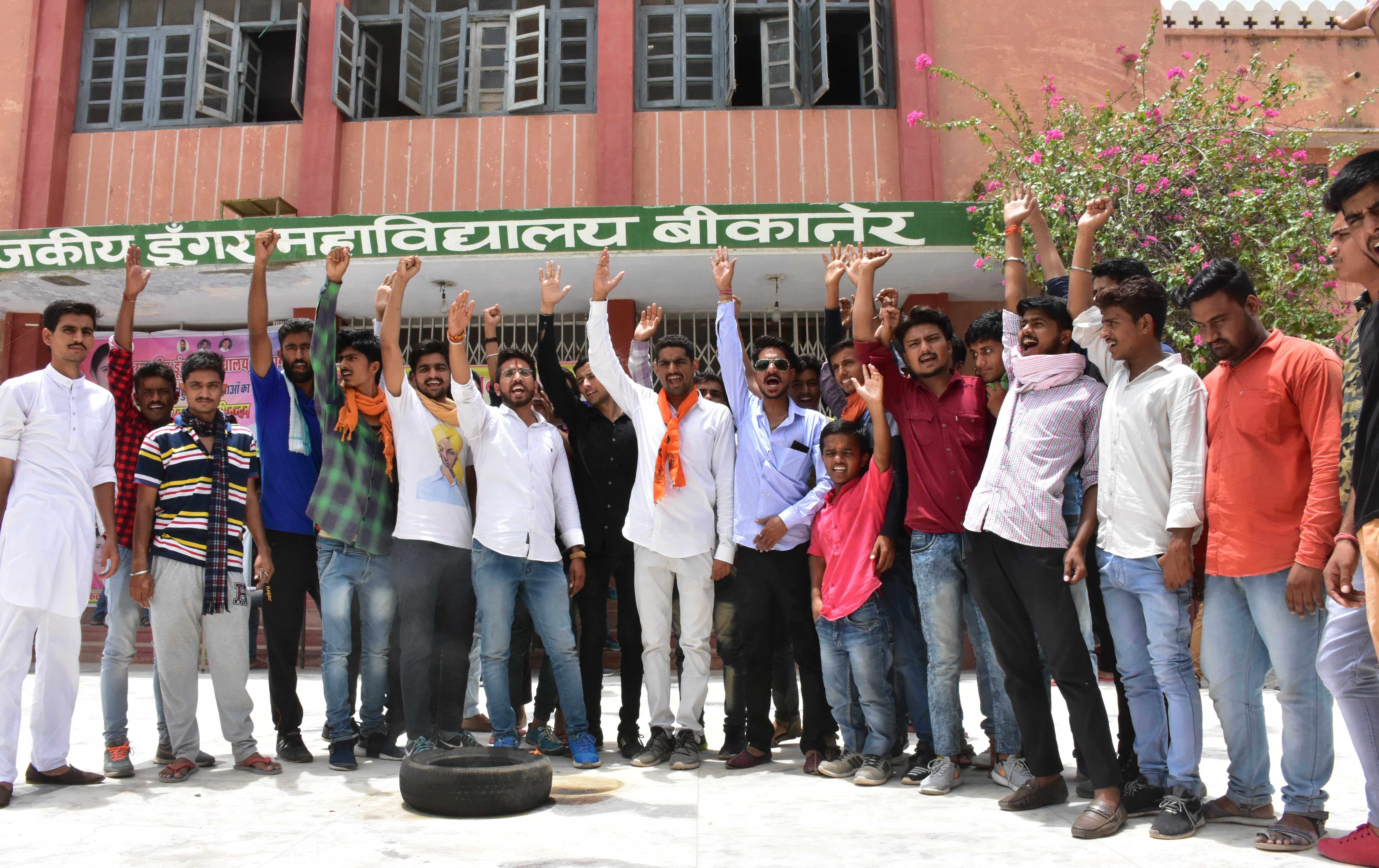 पुनर्मूल्यांकन फीस कम करने को लेकर प्रदर्शन, देखिये वीडियो