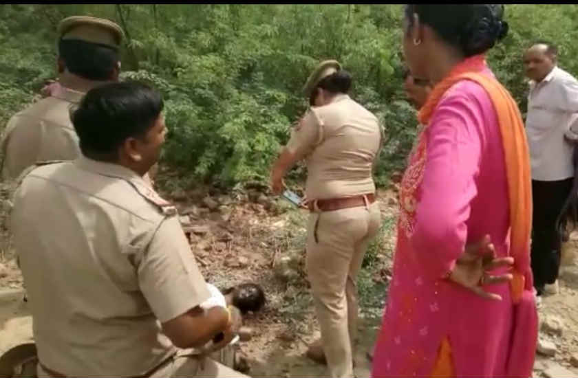 पीडब्ल्यूडी आॅफिस के पीछे मिला अज्ञात महिला का शव