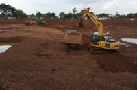 Video- मनरेगा से हुआ तालाब का गहरीकरण,  ठेकेदार व सरपंच ने मिलकर बना दिया मुरुम का खदान