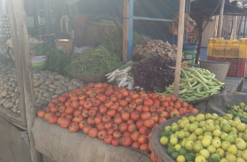 रसोई से गायब हुआ टमाटर, आखिर क्यों इन दिनों खरीदने से कतरा रहे लोग, पढि़ए खबर...