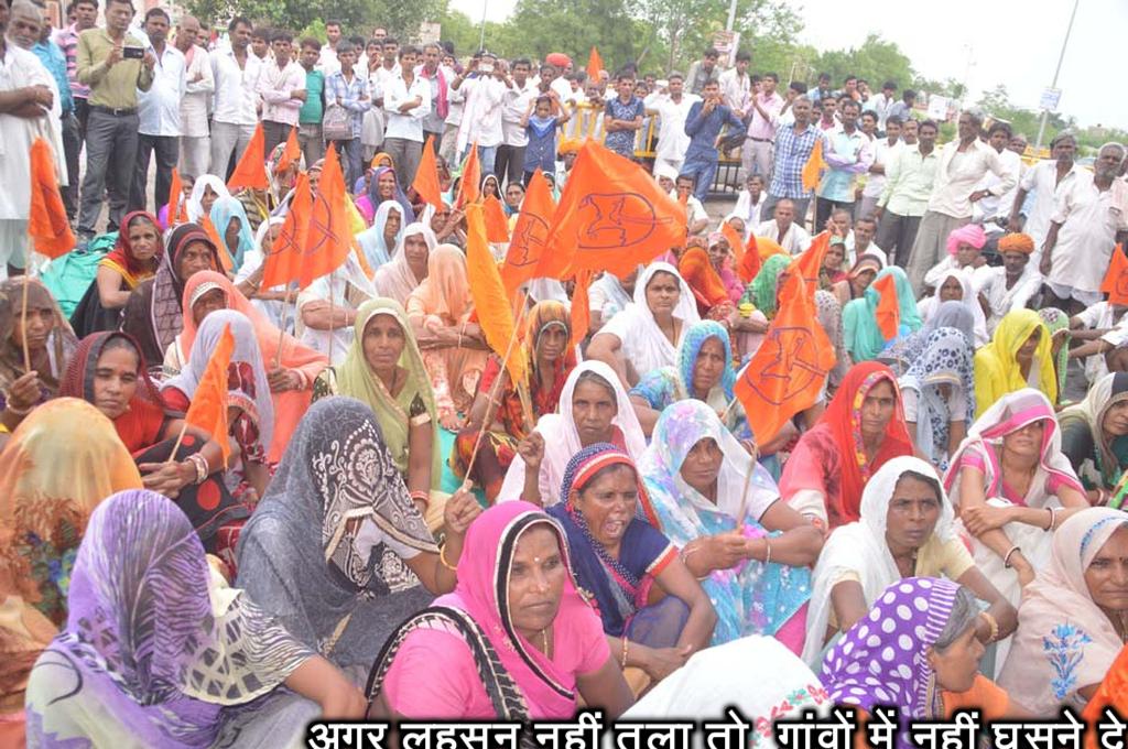 महिलाएं बोली:- अगर लहसुन नहीं तुला तो गांवों में नहीं घुसने देंगे नेताओं को