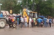 किसी ने हटाया तो किसी ने मांगी मोहलत