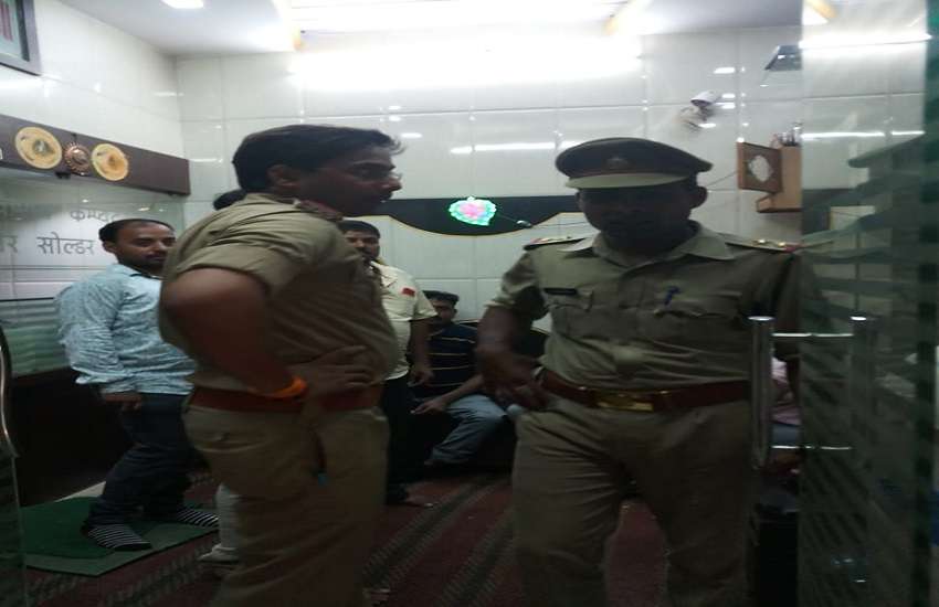 घटना स्थल पर जांच करती पुलिस की टीम