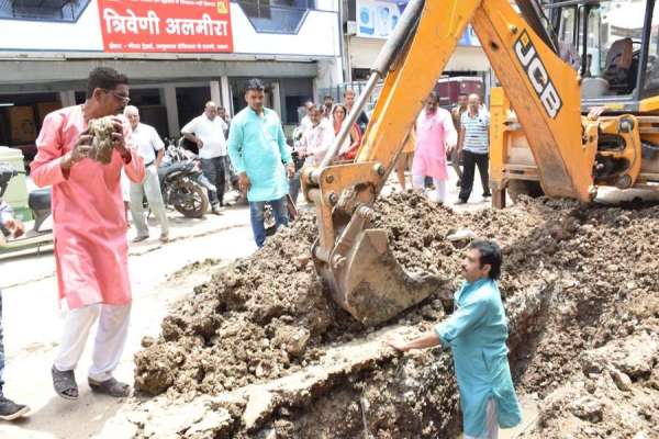 पानी के लिए आपस में भिड़े दो BJP पार्षद, देखें इन तस्वीरों में