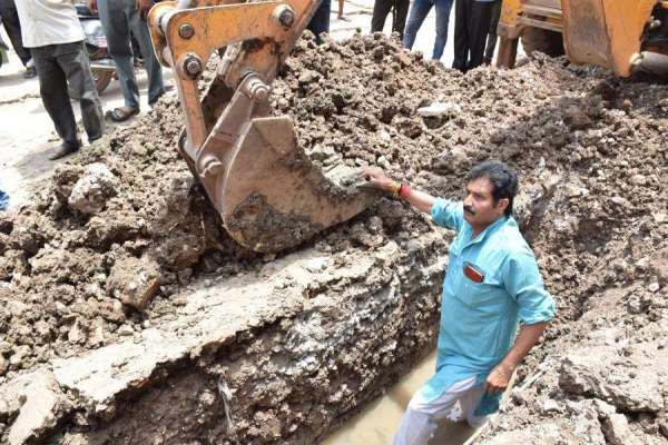 पानी के लिए आपस में भिड़े दो BJP पार्षद, देखें इन तस्वीरों में