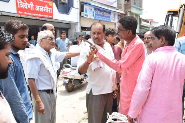 पानी के लिए आपस में भिड़े दो BJP पार्षद, देखें इन तस्वीरों में