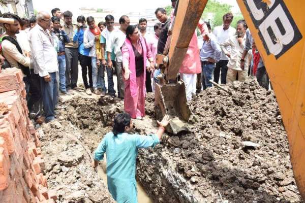 पानी के लिए आपस में भिड़े दो BJP पार्षद, देखें इन तस्वीरों में