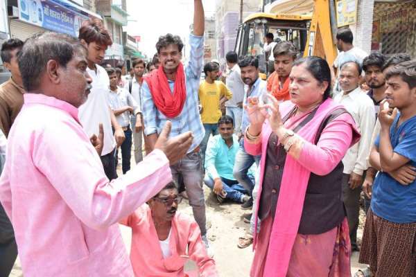 पानी के लिए आपस में भिड़े दो BJP पार्षद, देखें इन तस्वीरों में