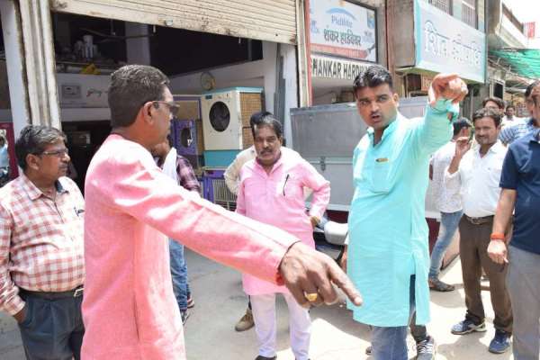 पानी के लिए आपस में भिड़े दो BJP पार्षद, देखें इन तस्वीरों में