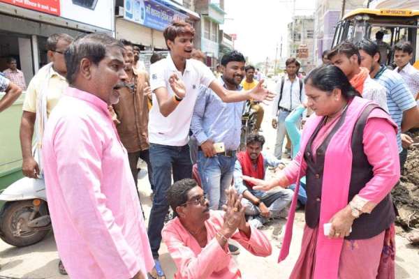 पानी के लिए आपस में भिड़े दो BJP पार्षद, देखें इन तस्वीरों में