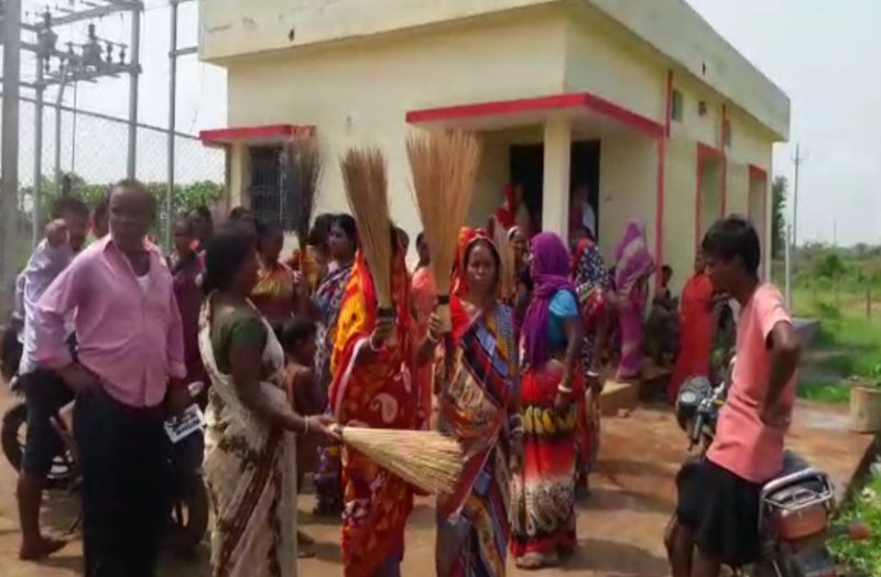 आखिर क्या हुआ कि तमतमाई महिलाओं के झुंड ने झाड़ू लेकर घेर लिया बिजली दफ्तर, देखिए वीडियो