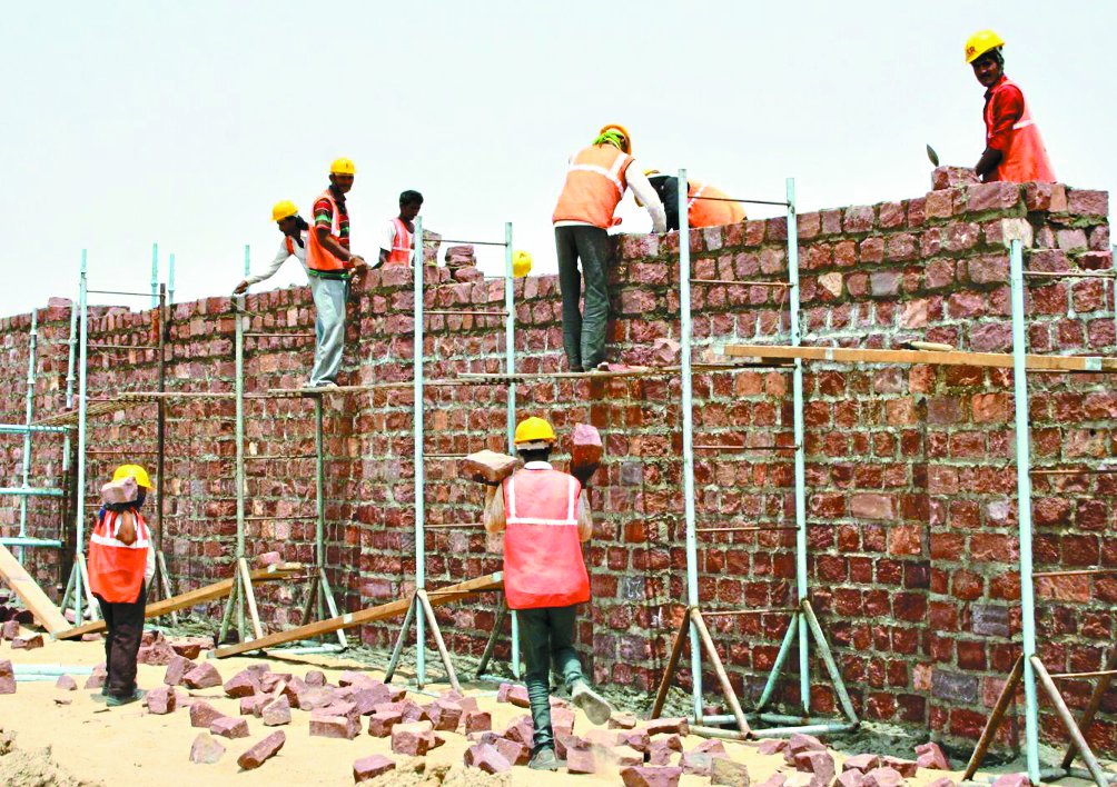 नजर आने लगी रिफाइनरी की सूरत