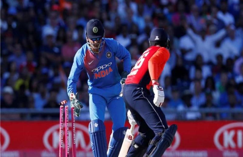 IND VS ENG 3rd T20I LIVE:धोनी के रिकॉर्ड्स के साथ भारत ने इंग्लैंड को 198 पर रोका,रोहित और धवन क्रीज पर