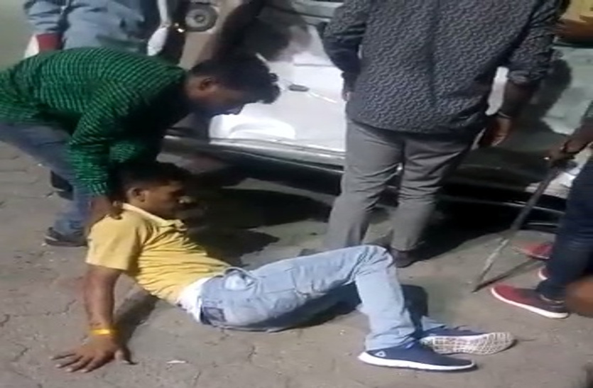 Drunken stunt on the highway shown by car, escaped death