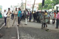 दर्दनाक हादसा : चलती ट्रेन से नीचे ट्रैक पर गिरी महिला, बॉडी के हो गए कई टुकड़े