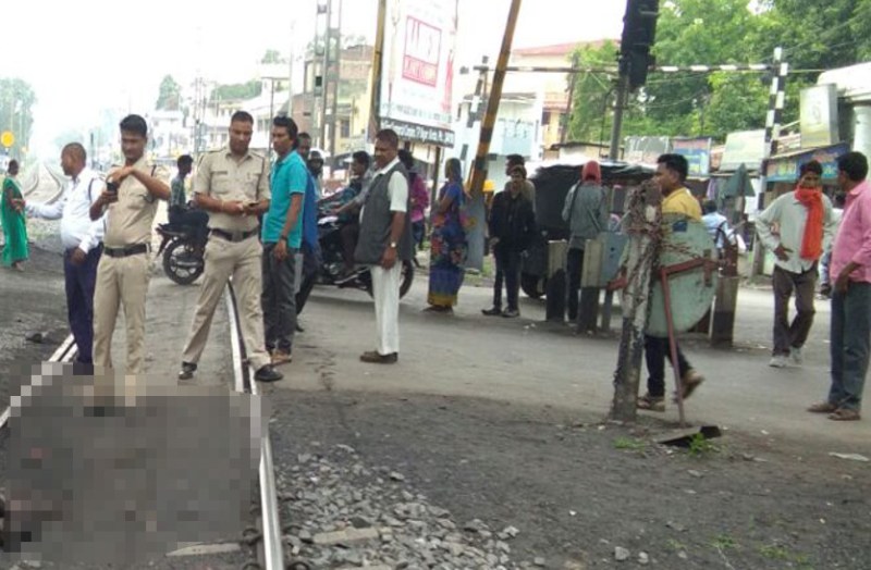 दर्दनाक हादसा : चलती ट्रेन से नीचे ट्रैक पर गिरी महिला, बॉडी के हो गए कई टुकड़े