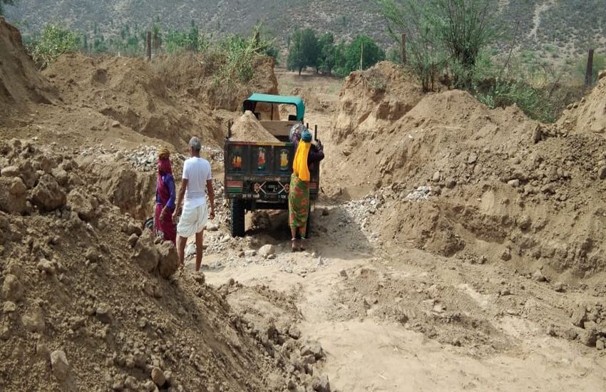 नदी में बजरी का अवैध खनन