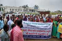 पावर प्लांट के विरोध में ग्रामीणों ने घेरा कलेक्टोरेट